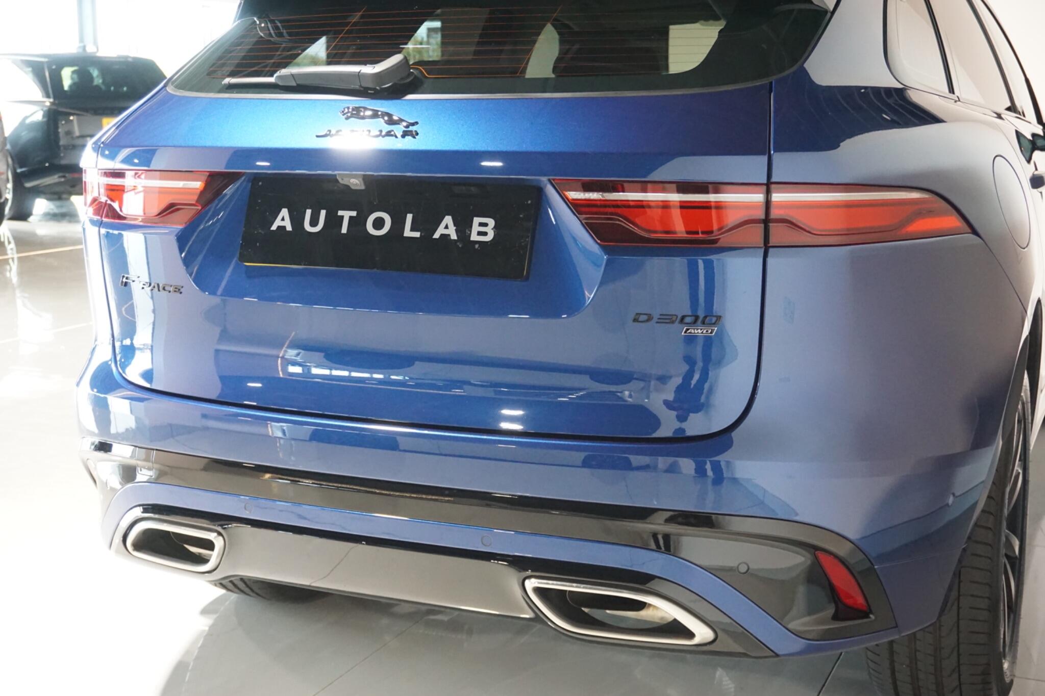 Jaguar F-PACE 3.0 D300 MHEV R-Dynamic SE SUV 5dr Diesel Auto AWD Euro 6 (s/s) (300 ps)